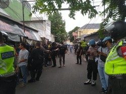 Penampakan Brimob-TNI Jaga Petamburan Usai Cabuti Spanduk FPI