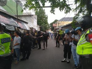 Penampakan Brimob-TNI Jaga Petamburan Usai Cabuti Spanduk FPI Penampakan Brimob-TNI Jaga Petamburan Usai Cabuti Spanduk FPI