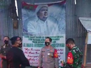 TNI-Polisi Copot Sejumlah Spanduk FPI di Kabupaten Tangerang TNI-Polisi Copot Sejumlah Spanduk FPI di Kabupaten Tangerang