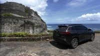 Toyota Corolla Cross Hybrid Mejeng di Pantai Pandawa Bali