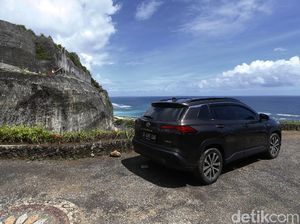 Toyota Corolla Cross Hybrid Mejeng di Pantai Pandawa Bali