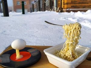 Viral Foto Mie dan Telur yang Membeku dengan Cepat di Siberia Viral Foto Mie dan Telur yang Membeku dengan Cepat di Siberia