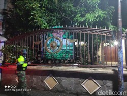Petugas Gabungan Turunkan Banner Habib Rizieq di Sidoarjo