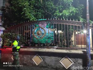 Petugas Gabungan Turunkan Banner Habib Rizieq di Sidoarjo Petugas Gabungan Turunkan Banner Habib Rizieq di Sidoarjo