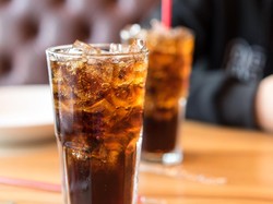 Banyak Minum Soda Saat Pesta BBQ, Bisa Picu Kegemukan dan Kanker