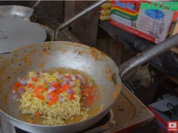 Bukan Hanya di Indonesia, Warung Indomie Ini Ada di Nigeria hingga Los Angeles Bukan Hanya di Indonesia, Warung Indomie Ini Ada di Nigeria hingga Los Angeles