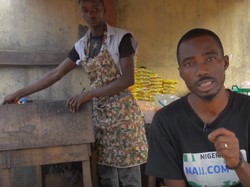 Wow! Pria di Nigeria Bisa Beli Rumah dan Kuliah karena Jualan Indomie