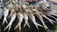Foto: Bertahan Hidup dengan Jualan Ikan di Perbatasan