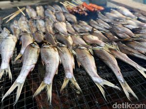 Foto: Bertahan Hidup dengan Jualan Ikan di Perbatasan