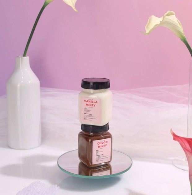 Hair mask ini mampu melembutkan serta membuat rambutmu terlihat lebih berkilau.