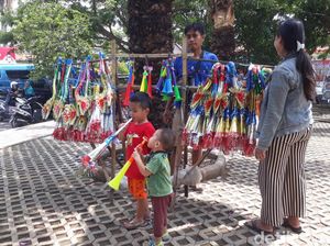 Cerita Penjual Terompet Tetap Bertahan Meski Laku Satu Sehari Cerita Penjual Terompet Tetap Bertahan Meski Laku Satu Sehari