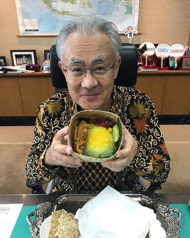 Duta Besar Jepang untuk Indonesia periode 2017-2020, Masafumi Ishii, menyantap Ayam Geprek sebagai menu makan siangnya/Sumber/Instagram/jpnambsindonesia. Duta Besar Jepang untuk Indonesia periode 2017-2020, Masafumi Ishii, menyantap Ayam Geprek sebagai menu makan siangnya.