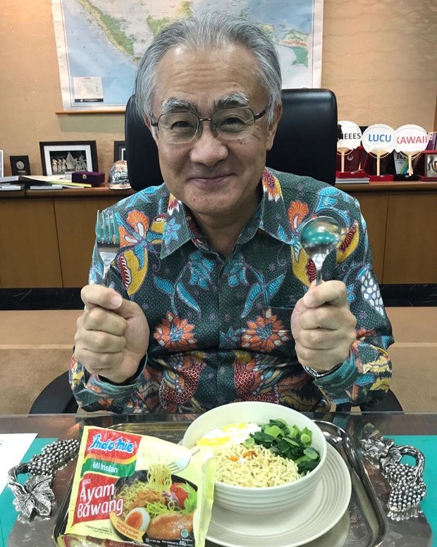 Duta Besar Jepang untuk Indonesia periode 2017-2020, Masafumi Ishii, menyantap mie instan sebagai menu makan siangnya/Sumber/Instagram/jpnambsindonesia. Duta Besar Jepang untuk Indonesia periode 2017-2020, Masafumi Ishii, menyantap mie instan sebagai menu makan siangnya.