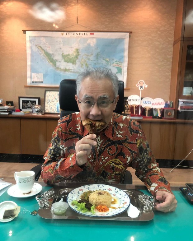 Duta Besar Jepang untuk Indonesia periode 2017-2020, Masafumi Ishii, menyantap Nasi Minyak sebagai menu makan siangnya/Sumber/Instagram/jpnambsindonesia. Duta Besar Jepang untuk Indonesia periode 2017-2020, Masafumi Ishii, menyantap Nasi Minyak sebagai menu makan siangnya.