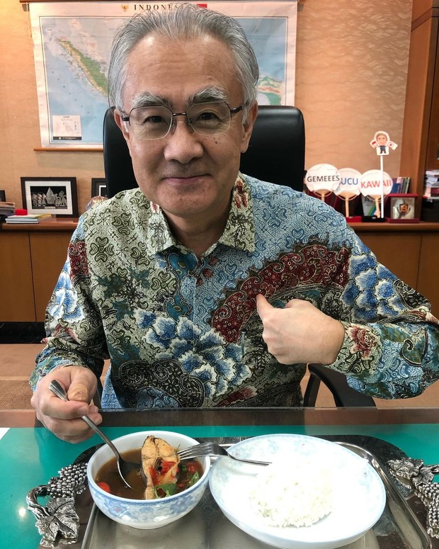 Duta Besar Jepang untuk Indonesia periode 2017-2020, Masafumi Ishii, menyantap Pindang Patin sebagai menu makan siangnya/Sumber/Instagram/jpnambsindonesia. Duta Besar Jepang untuk Indonesia periode 2017-2020, Masafumi Ishii, menyantap Pindang Patin sebagai menu makan siangnya.