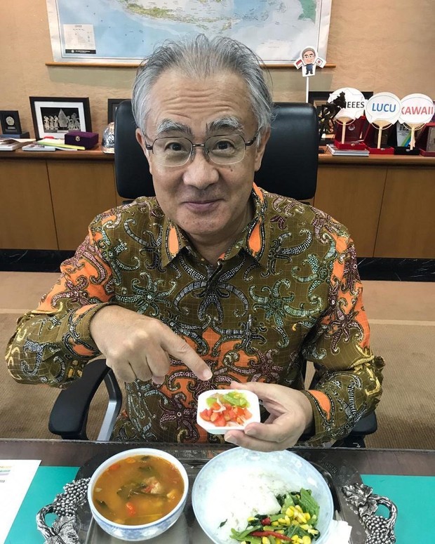 Duta Besar Jepang untuk Indonesia periode 2017-2020, Masafumi Ishii, menyantap Sup Ikan Asam Pedas sebagai menu makan siangnya/Sumber/Instagram/jpnambsindonesia. Duta Besar Jepang untuk Indonesia periode 2017-2020, Masafumi Ishii, menyantap Sup Ikan Asam Pedas sebagai menu makan siangnya.