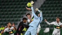 Kelima, Real Madrid kelimpungan tim-tim kecil. Mereka kehilangan poin melawan tim promosi Cadiz dan Elche (AP/Jose Breton)