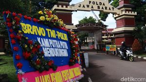 FPI Dibubarkan, Markas TNI-Polri Banjir Karangan Bunga