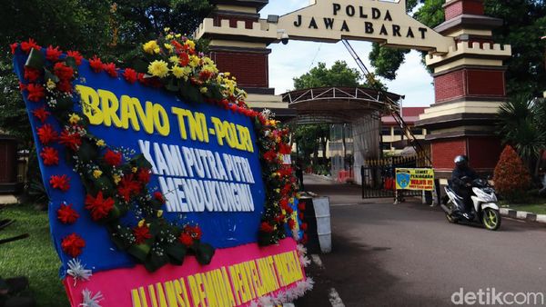 FPI Dibubarkan, Markas TNI-Polri Banjir Karangan Bunga