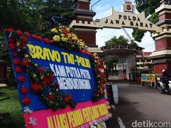 FPI Dibubarkan, Markas TNI-Polri Banjir Karangan Bunga