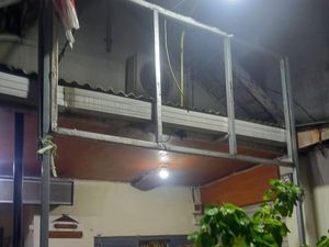 Dilarang Pemerintah, FPI Surabaya Copoti Papan Nama dan Bendera Sendiri Dilarang Pemerintah, FPI Surabaya Copoti Papan Nama dan Bendera Sendiri