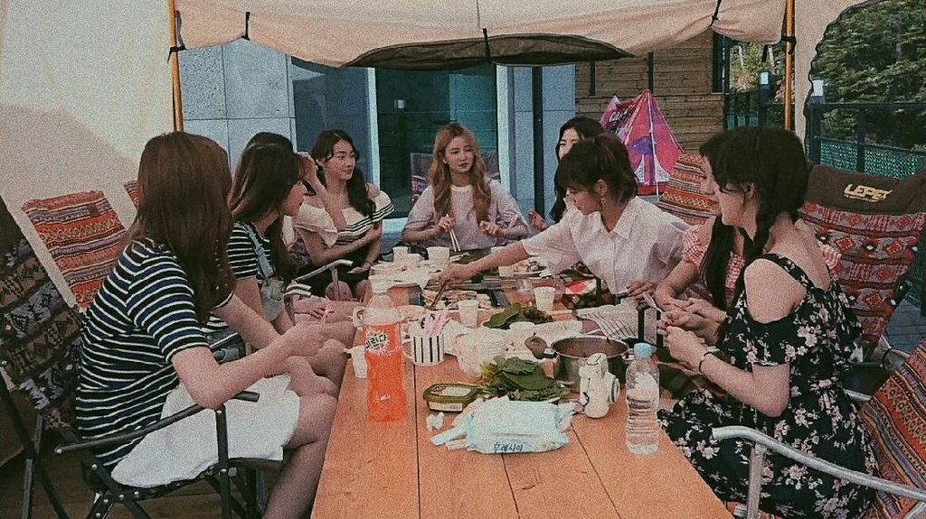 Resmi Bubar, Intip Kenangan Member Gugudan Saat Kulineran Resmi Bubar, Intip Kenangan Member Gugudan Saat Kulineran