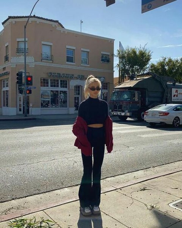 Untuk tampil akhir pekan dengan kesan kasual, pakai flared legging yang sporty.