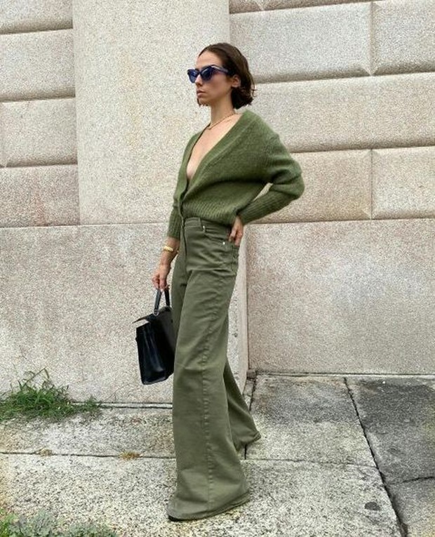 Cobalah sesuatu yang baru dengan tampil monokrom menggunakan warna hijau army.