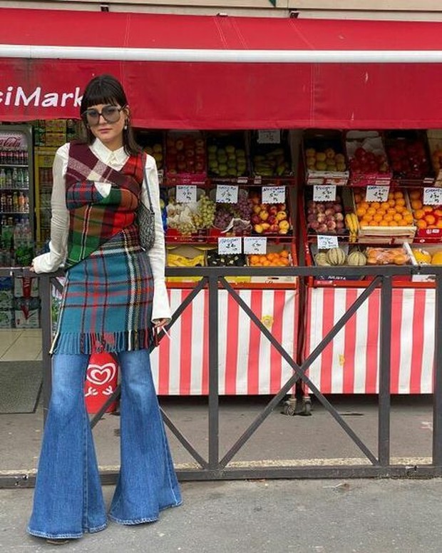 Jeans adalah fashion item yang serbaguna dan mudah dipadukan dengan outfit lainnya.