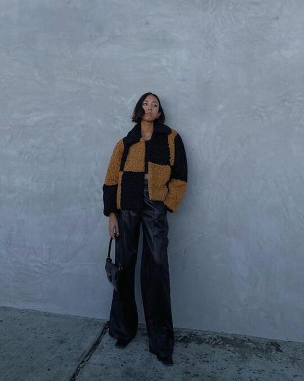 Saat musim hujan, Coba pakai flared pants dengan bahan kulit.