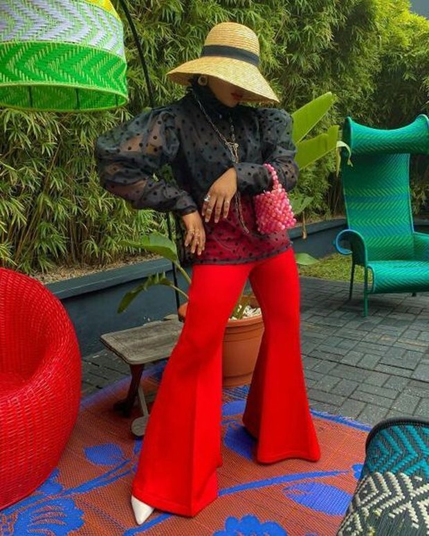 Bagi yang punya flared pants berwarna cerah seperti merah, tidak perlu takut untuk memakainya.