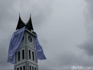 Jam Gadang Ditutup Kain Putih, Dilarang Rayakan Tahun Baru Jam Gadang Ditutup Kain Putih, Dilarang Rayakan Tahun Baru