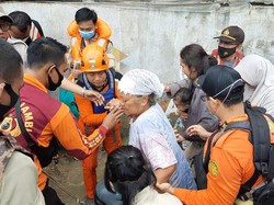 Detik-Detik Evakuasi Anak-Lansia Korban Banjir di Jambi
