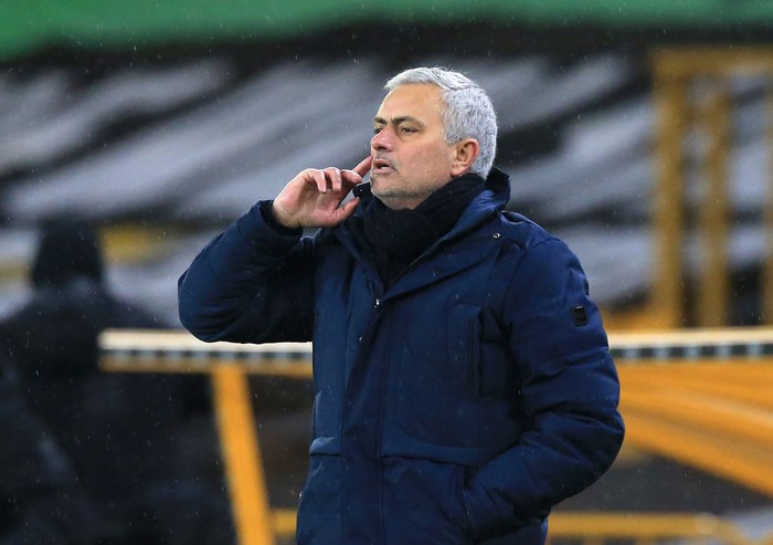 WOLVERHAMPTON, ENGLAND - DECEMBER 27:  Jose Mourinho, Manager of Tottenham Hotspur gives his team instructions during the Premier League match between Wolverhampton Wanderers and Tottenham Hotspur at Molineux on December 27, 2020 in Wolverhampton, England. The match will be played without fans, behind closed doors as a Covid-19 precaution. (Photo by Lindsey Parnaby - Pool/Getty Images)