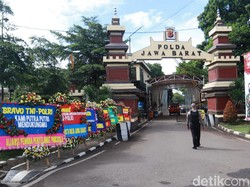 FPI Dilarang, Karangan Bunga Hiasi Gedung Sate hingga Markas TNI-Polri