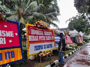 Kemenko Polhukam Dibanjiri Karangan Bunga Dukung FPI Dilarang