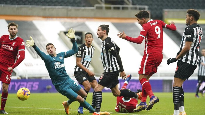 Liverpools Roberto Firmino, second right heads the ball just wide of the gaol during the English Premier League soccer match between Newcastle United and Liverpool at St James Park stadium in Newcastle, England, Wednesday, Dec. 30, 2020. (Owen Humphreys/ Pool via AP)