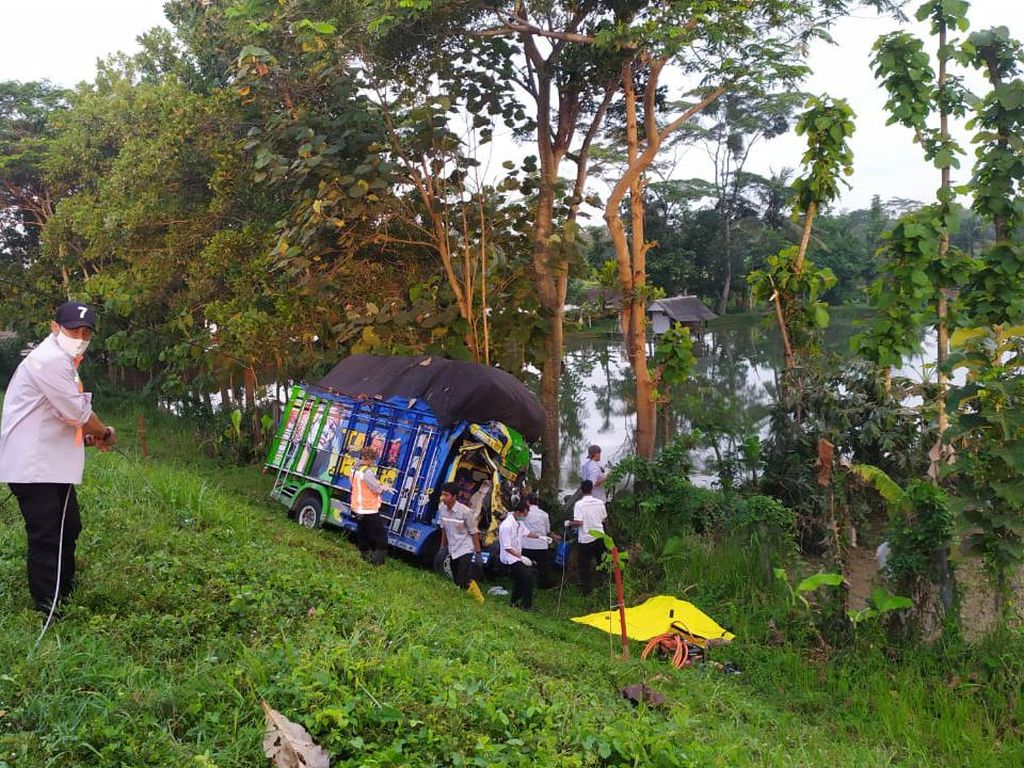 Truk Alami Kecelakaan di Tol Cipali, Dua Orang Tewas Truk Alami Kecelakaan di Tol Cipali, Dua Orang Tewas
