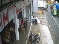 Viral Mobil Box Jalan Sendiri hingga Tabrak Elf di Tasik