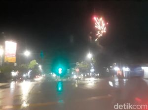 Duh, Masih Ada yang Nekat Main Kembang Api di Surabaya Pada Malam Tahun Baru