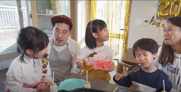 Kimbab Family menyantap Sate Korea atau Dak-Kochi untuk menu makanan malam tahun baru.