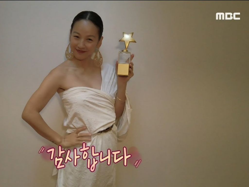 Lee Hyori Bikin Heboh, Terima Trofi Penghargaan Pakai Gaun dari Selimut Kusut Lee Hyori Bikin Heboh, Terima Trofi Penghargaan Pakai Gaun dari Selimut Kusut
