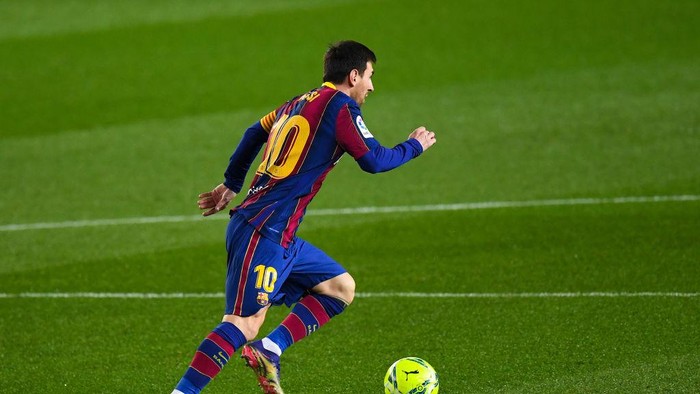 BARCELONA, SPAIN - DECEMBER 16: Lionel Messi of FC Barcelona runs with the ball during the La Liga Santander match between FC Barcelona and Real Sociedad at Camp Nou on December 16, 2020 in Barcelona, Spain. Sporting stadiums around Spain remain under strict restrictions due to the Coronavirus Pandemic as Government social distancing laws prohibit fans inside venues resulting in games being played behind closed doors. (Photo by David Ramos/Getty Images)
