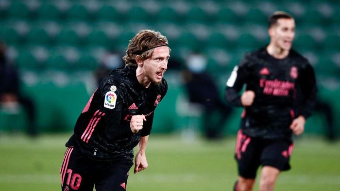 Luka Modric ELCHE, SPAIN - DECEMBER 30: Luka Modric of Real Madrid celebrates after scoring his sides first goal during the La Liga Santander match between Elche CF and Real Madrid at Estadio Martinez Valero on December 30, 2020 in Elche, Spain. Sporting stadiums around Spain remain under strict restrictions due to the Coronavirus Pandemic as Government social distancing laws prohibit fans inside venues resulting in games being played behind closed doors. (Photo by Eric Alonso/Getty Images)