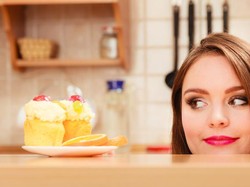 Makan Kekenyangan Saat Tahun Baru? Atasi dengan Konsumsi Makanan Ini