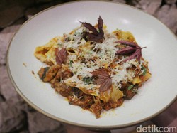 Menyantap Sashimi Tuna dan Pasta Homemade Ditemani Panorama Laut