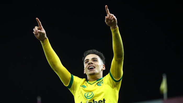 NORWICH, ENGLAND - FEBRUARY 28: Max Aarons of Norwich City celebrates after Jamal Lewis scores his sides first goal  during the Premier League match between Norwich City and Leicester City at Carrow Road on February 28, 2020 in Norwich, United Kingdom. (Photo by Julian Finney/Getty Images)