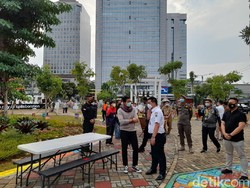 Tinjau Thamrin 10, Menparekraf Sandiaga-Wagub DKI Ariza Berbincang Akrab