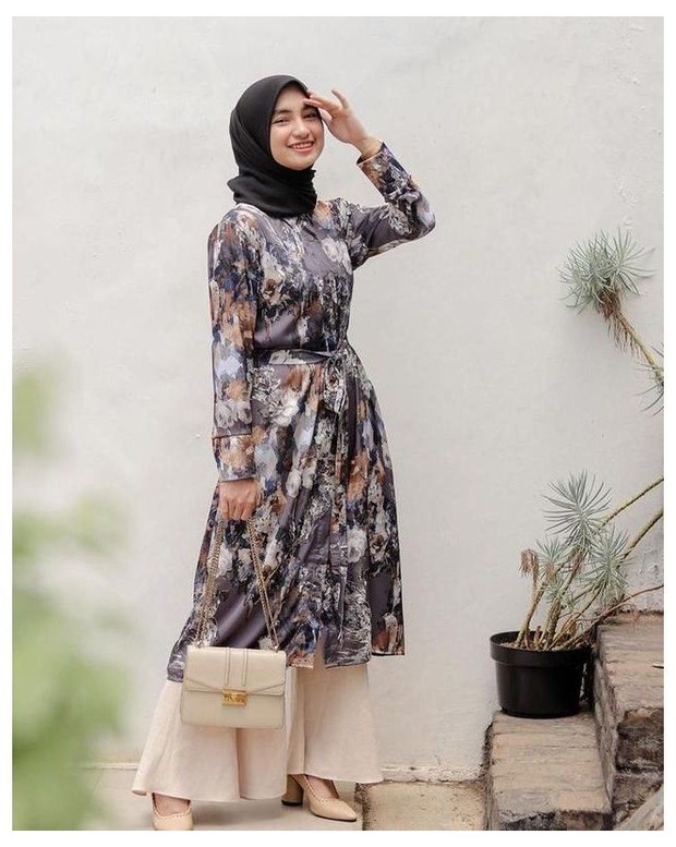 5 Ide Outfit Midi Dress untuk Hijabers Siap Tampil 