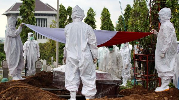 Momen Pemakaman Eks Menteri Kehakiman Muladi